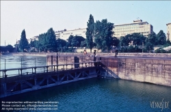 Viennaslide-00310103 Wien, Donaukanal, Kaiserbadschleuse, historische Aufnahme um 1985