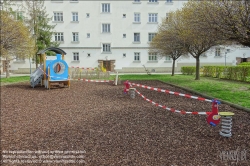 Viennaslide-00630105 Wien, Maßnahmen gegen die Ausbreitung des Coronavirus, gesperrter Spielplatz - Vienna, action against the spread of Corona Virus, closed playground