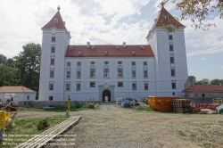 Viennaslide-04301777 Schloss Ebenfurth ist ein in der niederösterreichischen Stadtgemeinde Ebenfurth gelegenes ehemaliges Wasserschloss. Seit 2000 bemühte sich aber die Psychotherapeutin Bärbel Langer intensiv um die Erhaltung des Schlosses und konnte eine weitgehende Sanierung des Daches durchführen. Im Februar 2010 erhielt das Schloss neue Besitzer. Die serbische Popsängerin Dragana Mirković und ihr Mann, der Generaldirektor eines Fernsehsenders, wollen nun das Schloss renovieren und den Innenhof überdachen.