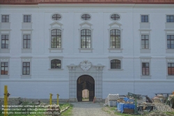 Viennaslide-04301778 Schloss Ebenfurth ist ein in der niederösterreichischen Stadtgemeinde Ebenfurth gelegenes ehemaliges Wasserschloss. Seit 2000 bemühte sich aber die Psychotherapeutin Bärbel Langer intensiv um die Erhaltung des Schlosses und konnte eine weitgehende Sanierung des Daches durchführen. Im Februar 2010 erhielt das Schloss neue Besitzer. Die serbische Popsängerin Dragana Mirković und ihr Mann, der Generaldirektor eines Fernsehsenders, wollen nun das Schloss renovieren und den Innenhof überdachen.