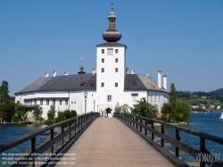 Viennaslide-04434235 Das Schloss Ort (bis ins frühe 20. Jahrhundert auch Orth geschrieben) ist ein Komplex aus zwei Schlössern am Traunsee in Gmunden (Oberösterreich). Es besteht aus dem bekannteren Seeschloss auf einer Insel im Traunsee und dem über der Brücke angebundenen Landschloss. Das Seeschloss zählt zu den ältesten Gebäuden des Salzkammergutes. Es diente als Außenkulisse für die Fernsehserie Schlosshotel Orth.