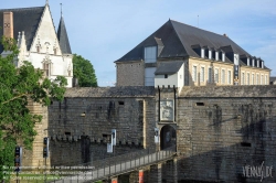 Viennaslide-05221023 Das Schloss Nantes, in Frankreich Château des ducs de Bretagne (deutsch: Schloss der Herzöge der Bretagne) genannt, ist eine weitläufige und stark befestigte Schlossanlage in Nantes, am rechten Ufer der Loire, die den Burggraben mit Wasser versorgte. Sie war ab dem 13. Jahrhundert die Residenz der bretonischen Herzöge und wurde im 16. Jahrhundert zur Residenz der französischen Könige in der Bretagne. 1840 wurde das Schloss als Monument historique unter Denkmalschutz gestellt.