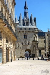 Viennaslide-05231001 Die Porte Cailhau ist ein früheres Stadttor in der französischen Stadt Bordeaux. Es wurde ab 1495 zu Ehren von Karl VIII. errichtet. Das Porte Cailhau steht seit dem 28. Mai 1883 unter Denkmalschutz.