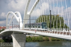 Viennaslide-05241802 Die Beatus-Rhenanus-Brücke bzw. Trambrücke Kehl ist eine Brücke für Straßenbahnen, Fußgänger und Radfahrer, die zwischen Kehl und Straßburg den Rhein überspannt. Auf ihr fährt seit April 2017 eine Linie der Straßburger Straßenbahn bis nach Kehl.