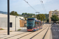 Viennaslide-05282905 Die Straßenbahn Aubagne (französisch Tramway d’Aubagne oder Tramway du Pays d’Aubagne et de l’Étoile) ist ein Straßenbahnsystem in der französischen Stadt Aubagne. Seit dem 1. September 2014 verkehrt eine 2,7 km lange Linie vom Bahnhof, an der Bahnstrecke Marseille–Ventimiglia, nach Le Charrel in den Westen der Stadt. Ursprünglich, waren, ab 2019, zwei Linien und ein 12 km langes Netz geplant. Nach einem Wechsel der Mehrheitsverhältnisse im Gemeinderat wurden alle weiteren Planungen gestoppt. Stattdessen soll die Straßenbahn bis 2024 über die ehemalige Bahnstrecke Aubagne–La Barque nach La Bouilladisse verlängert werden. Wie alle öffentlichen Verkehrsmittel in Aubagne ist die Straßenbahn kostenlos nutzbar.
Die Fahrzeuge wurden durch den Künstler Hervé Di Rosa verziert. Er hat mit Schülern aus der Gemeinde das Design entwickelt.