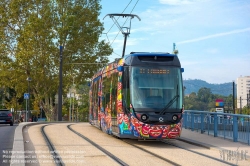 Viennaslide-05282906 Die Straßenbahn Aubagne (französisch Tramway d’Aubagne oder Tramway du Pays d’Aubagne et de l’Étoile) ist ein Straßenbahnsystem in der französischen Stadt Aubagne. Seit dem 1. September 2014 verkehrt eine 2,7 km lange Linie vom Bahnhof, an der Bahnstrecke Marseille–Ventimiglia, nach Le Charrel in den Westen der Stadt. Ursprünglich, waren, ab 2019, zwei Linien und ein 12 km langes Netz geplant. Nach einem Wechsel der Mehrheitsverhältnisse im Gemeinderat wurden alle weiteren Planungen gestoppt. Stattdessen soll die Straßenbahn bis 2024 über die ehemalige Bahnstrecke Aubagne–La Barque nach La Bouilladisse verlängert werden. Wie alle öffentlichen Verkehrsmittel in Aubagne ist die Straßenbahn kostenlos nutzbar.
Die Fahrzeuge wurden durch den Künstler Hervé Di Rosa verziert. Er hat mit Schülern aus der Gemeinde das Design entwickelt.