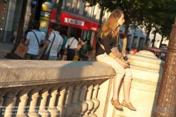 Viennaslide-05302267 Paris, Avenue des Champs-Elysées, ein Mädchen sitzt am Metrogeländer