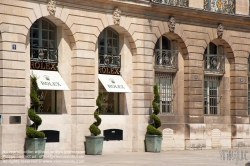 Viennaslide-05311020 Die Place Vendôme ist einer der fünf „königlichen Plätze“ von Paris und liegt inmitten der Stadt zwischen der Pariser Oper und dem Tuileriengarten im 1. Arrondissement. Der im klassizistischen Prachtstil ab Ende des 17. Jahrhunderts gestaltete und von prunkvollen Stadthäusern, genannt Hôtels particuliers, umrahmte Platz ist heutzutage vor allem bekannt als Standort des französischen Justizministeriums und des Hotel Ritz sowie für die am Platz zahlreich angesiedelten Verkaufsräume luxuriöser Schmuck- und Uhrenhersteller.