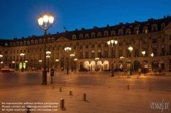 Viennaslide-05311023 Die Place Vendôme ist einer der fünf „königlichen Plätze“ von Paris und liegt inmitten der Stadt zwischen der Pariser Oper und dem Tuileriengarten im 1. Arrondissement. Der im klassizistischen Prachtstil ab Ende des 17. Jahrhunderts gestaltete und von prunkvollen Stadthäusern, genannt Hôtels particuliers, umrahmte Platz ist heutzutage vor allem bekannt als Standort des französischen Justizministeriums und des Hotel Ritz sowie für die am Platz zahlreich angesiedelten Verkaufsräume luxuriöser Schmuck- und Uhrenhersteller.