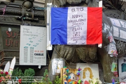 Viennaslide-05313916 Paris, Place de la Republique, Monument à la République, Gedenken an die Terroranschläge bei Charlie Hebdo, 'Je Suis Charlie'