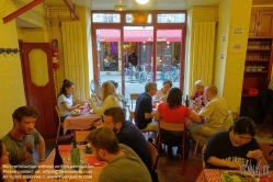 Viennaslide-05323036 Butte aux Cailles ist der Name eines Hügels (franz. butte) in Paris. Er liegt im 13. Arrondissement. Dieses unweit der Place d'Italie gelegene frühere Arbeiterviertel steht in starkem Kontrast zu den dort entstandenen Hochhäusern. Hier ist das Bild geprägt von kleinen, malerischen, oft noch mit Kopfsteinpflaster versehenen Straßen, vorwiegend niedrigen Häusern und zahlreichen Restaurants und Cafés.