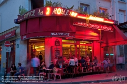 Viennaslide-05328502 Das Café des 2 Moulins ist ein Café im Pariser Stadtteil Montmartre an der Kreuzung der Rue Lepic und der Rue Cauchois. Es hat seinen Namen von den beiden nahe gelegenen historischen Windmühlen Moulin Rouge und Moulin de la Galette. Bekannt wurde es als Drehort des Films 'Amelie'.