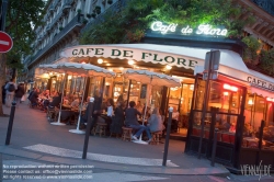 Viennaslide-05334210 Das Café de Flore ist ein Café im Quartier Saint-Germain-des-Prés des 6. Arrondissements in Paris. Es liegt an der Ecke des Boulevard Saint-Germain Nr. 172 und der Rue Saint-Benoît.