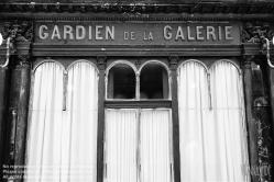 Viennaslide-05341134 Die Galerie Véro-Dodat ist eine überdachte Ladenpassage mit Glasdach aus dem 19. Jahrhundert im 1. Arrondissement in Paris. Die Galerie Véro-Dodat ist seit 1965 ein schützenswertes Denkmal (monument historique). 1826 wurde die Galerie von zwei Metzgern, Benoît Véro und Dodat, errichtet. Sie verband auf dem kürzesten Weg die Hallen mit dem Palais Royal. Während der Zeit der Restauration im neoklassizistischen Stil erbaut.