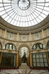 Viennaslide-05341308 Die Galerie Colbert, nach dem Finanzminister Jean-Baptiste Colbert benannt, ist eine überdachte Ladenpassage mit Glasdach aus der ersten Hälfte des 19. Jahrhunderts im 2. Arrondissement in Paris. Die Galerie wurde 1826 neben der Galerie Vivienne als Konkurrenz errichtet, hatte jedoch nicht den gleichen Erfolg.