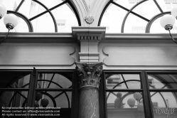 Viennaslide-05341311 Die Galerie Colbert, nach dem Finanzminister Jean-Baptiste Colbert benannt, ist eine überdachte Ladenpassage mit Glasdach aus der ersten Hälfte des 19. Jahrhunderts im 2. Arrondissement in Paris. Die Galerie wurde 1826 neben der Galerie Vivienne als Konkurrenz errichtet, hatte jedoch nicht den gleichen Erfolg.