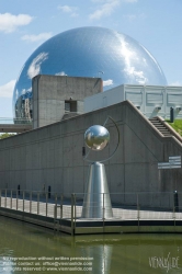 Viennaslide-05362550 La Géode wurde vom Architekten Adrien Fainsilber und dem Ingenieur Gérard Chamayou entworfen. Die geodätische Kuppel hat einen Durchmesser von 36 Metern und besteht aus 6.433 gleichseitigen Dreiecken aus poliertem Edelstahl , die die den Himmel reflektierende Kugel bilden.