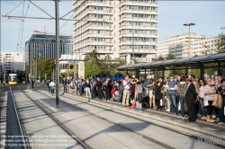Viennaslide-06398005 Berlin, überfüllte Straßenbahnhaltestelle // Berlin, Streetcar, Crowded Tramstop