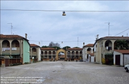 Viennaslide-06620923 Toviscosa wurde unter Benito Mussolini 1938 nach Trockenlegung der umliegenden Sümpfe als Prestigeobjekt mit einer riesigen Zellulose-Fabrik und architektonisch durchdachter Arbeitersiedlung im Sinne großer Autarkiebestrebungen angelegt.