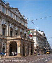 Viennaslide-06631117 Das Teatro alla Scala in Mailand, auch kurz Scala, ist eines der bekanntesten und bedeutendsten Opernhäuser der Welt. Es liegt an der Piazza della Scala, nach der das Opernhaus benannt wurde. Der Platz hat den Namen von der Kirche Santa Maria della Scala erhalten, die hier 1381 errichtet worden war und die nach der Stifterin Beatrice Regina della Scala, der Frau von Bernabò Visconti, benannt wurde. Die Scala bietet Platz für 2.030 Zuschauer.