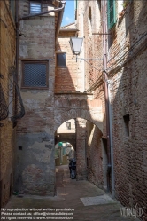 Viennaslide-06642014 Siena, mittelalterliche Gasse mit Strebebögen - Siena, Medival Alley