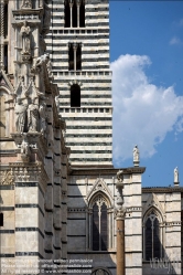 Viennaslide-06642803 Der Dom von Siena (Cattedrale di Santa Maria Assunta) ist die Hauptkirche der Stadt Siena in der Toskana. Heute ist das aus charakteristischem schwarzem und weißem Marmor errichtete Bauwerk eines der bedeutendsten Beispiele der gotischen Architektur.
