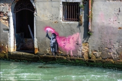 Viennaslide-06810038 Venedig, Campo San Pantalon, Rio de Ca'Foscari. Street Art von Banksy - Venice, Campo San Pantalon, Rio de Ca'Foscari. Street Art by Banksy