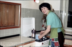 Viennaslide-61000043 Junge Frau in der Küche, 1950er/1960er Jahre, historische Aufnahme // Young Woman in her Kitchen, 1950ies/1960ies, Historic Photo