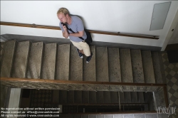 Viennaslide-62000026 Junger Mann telefoniert im Stiegenhaus - Young Man with Cell Phone at Staircase