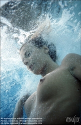 Viennaslide-67411701 Eine Frau taucht ins Wasser - One Woman diving into water