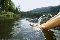 Viennaslide-67411782 Die Beine einer Frau im Wasser - Women's feet in fresh water