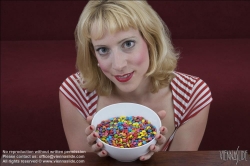Viennaslide-72000123 Junge Frau vor einer Schale mit Schokolinsen - Young woman in front of bowl with chocolate lentils