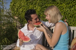 Viennaslide-72000182 Junges Paar isst eine Wassermelone im Freien - Young couple eating watermelon outdoors