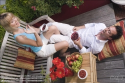 Viennaslide-72000185 Junges Liebespaar genießt Obst am Dachgarten - Loving Couple enjoying Fruits on Rooftop Garden