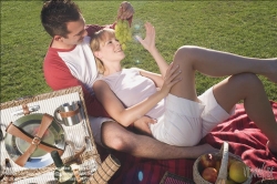 Viennaslide-72000211 Paar, Picknick - Couple doing Picnic