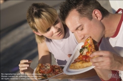 Viennaslide-72000226 Junges Paar isst eine Pizzaschnitte - Young couple eating pizza outdoors