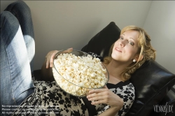 Viennaslide-72000282 Junge Frau isst Popcorn - Young Woman eating Popcorn