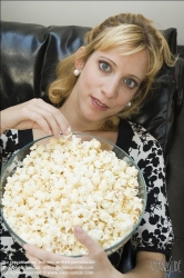 Viennaslide-72000284 Junge Frau isst Popcorn - Young Woman eating Popcorn