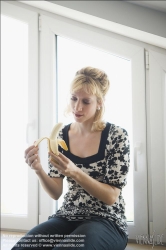 Viennaslide-72000290 Junge Frau isst eine Banane - Young Woman eating a Banana