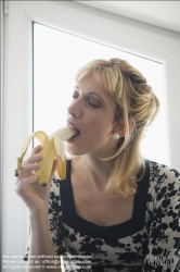 Viennaslide-72000293 Junge Frau isst eine Banane - Young Woman eating a Banana