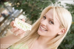 Viennaslide-72000395 Junge Frau isst Knäckebrot - Young Woman eating Crisp Bread