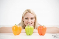 Viennaslide-72000404 Junge Frau mit Gemüse - Young Woman with Vegetables