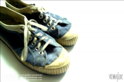 Viennaslide-73400110 ein Paar alter Turnschuhe - Worn Sneakers