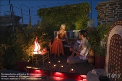 Viennaslide-78315184 Wien, Paar am romantischen Dachgarten - Vienna, Romantic Couple on Rooftop Garden
