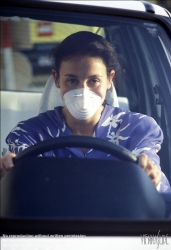 Viennaslide-80111114 Frau mit Mundschutz im Auto - Woman driving Car, wearing Mask