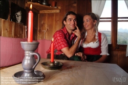 Viennaslide-93115143 Apres-Ski, junges Paar in einer Berghütte - Apres-Ski, Young Couple in a Mountain Cabin