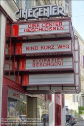 Viennaslide-00010532 Wien, geschlossenes Kino, erster Tag der Maßnahmen gegen die Ausbreitung des Coronavirus - Vienna, closed Cinema, first day of curfew because Corona Virus