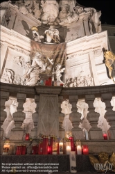 Viennaslide-00010623 Wien, Pestsäule mit Opferkerzen zur Corona-Epedemie