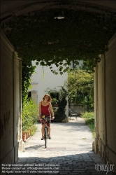 Viennaslide-00020119 Wien, junge Frau am Fahrrad in einer Hausdurchfahrt // Vienna, Young Woman on Bicycle