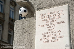 Viennaslide-00060177 Erinnerung an die Türkenbelagerung, gestohlene Türkenkugel durch Fußball ersetzt